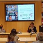 Francesca Forno e Paola Fontana siedono alla cattedra e presentano delle slide dietro di loro 